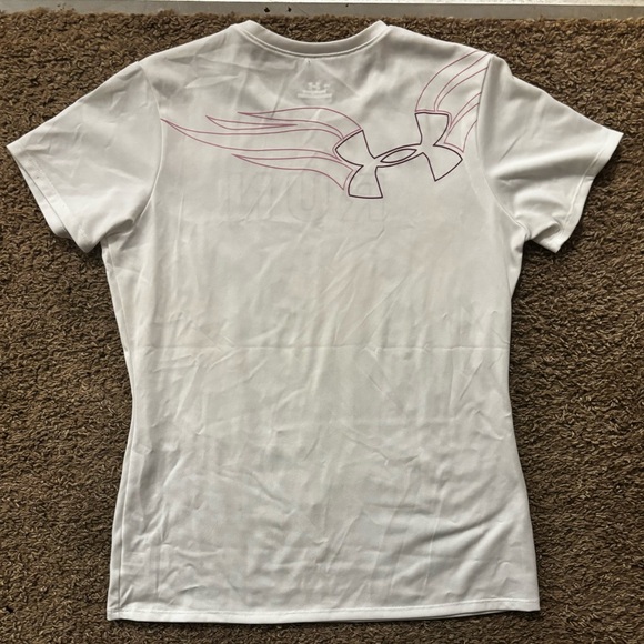 Under Armour Woman Small White Heat Gear T-shirt Graphic design Like new shape - Picture 8 of 9